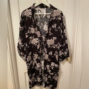 Robe. Kimono style. One size. Tie front.